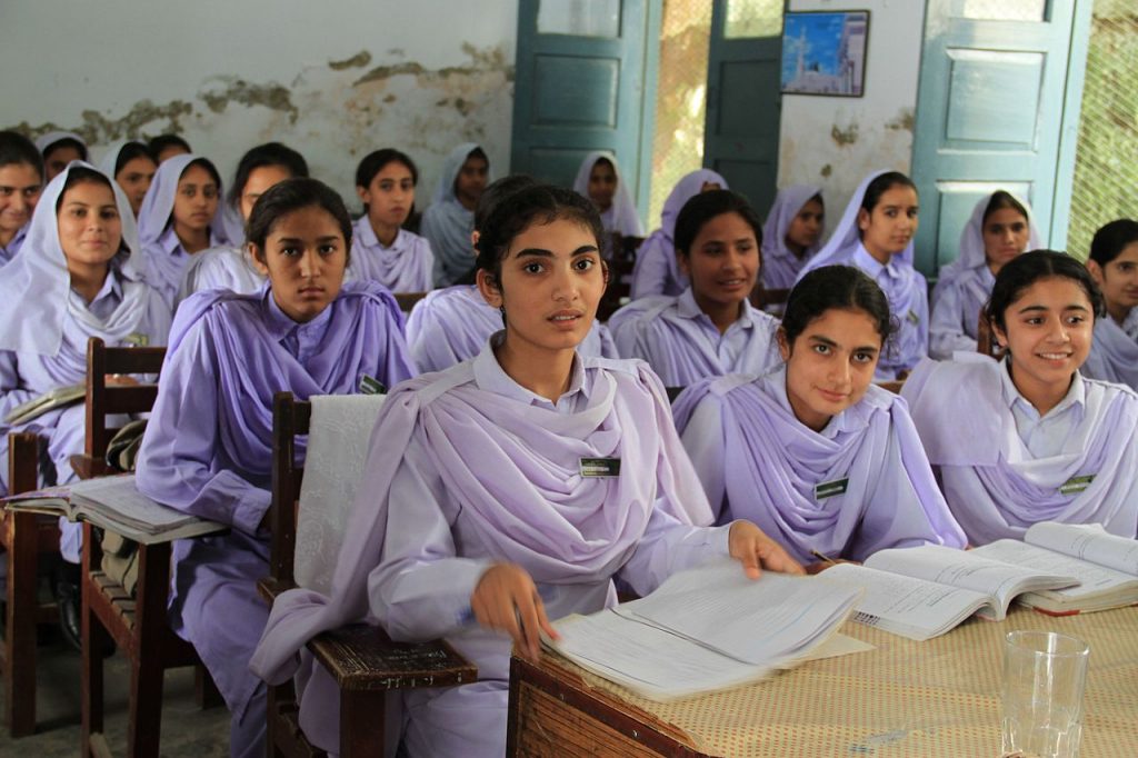 1280px-Girls_in_school_in_Khyber_Pakhtunkhwa,_Pakistan_(7295675962)