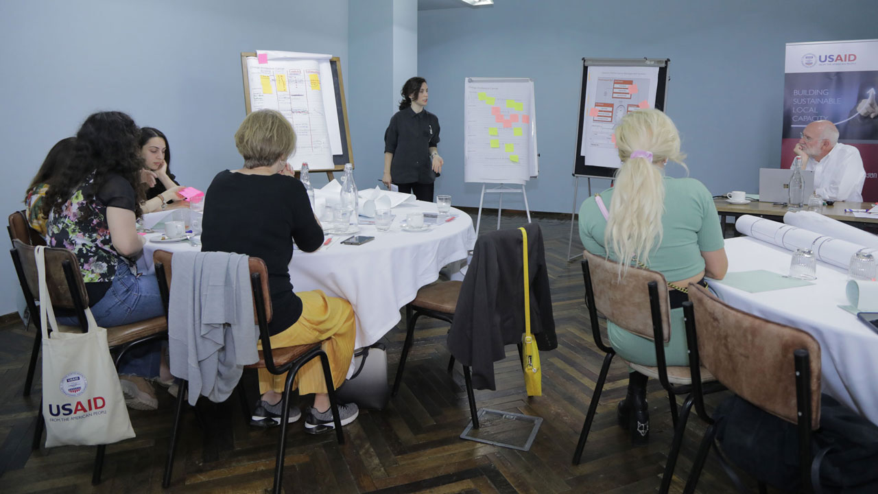 Instructor leading certificate training course in change management